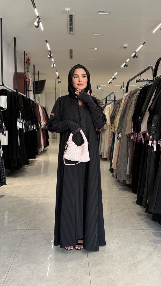 عباية D6007 - بقماش حرير ارمني مقلم نص كلوش كم استرتش بصمة اصبع - اسود