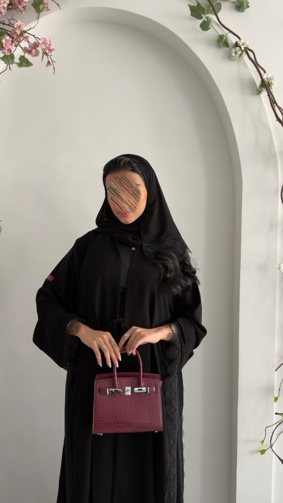 عباية عباية D6028 - بقماش كريب ملكي تدخيلات دانتل من الجوانب - اسود