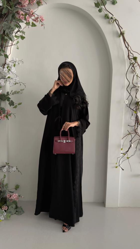 عباية عباية D6028 - بقماش كريب ملكي تدخيلات دانتل من الجوانب - اسود