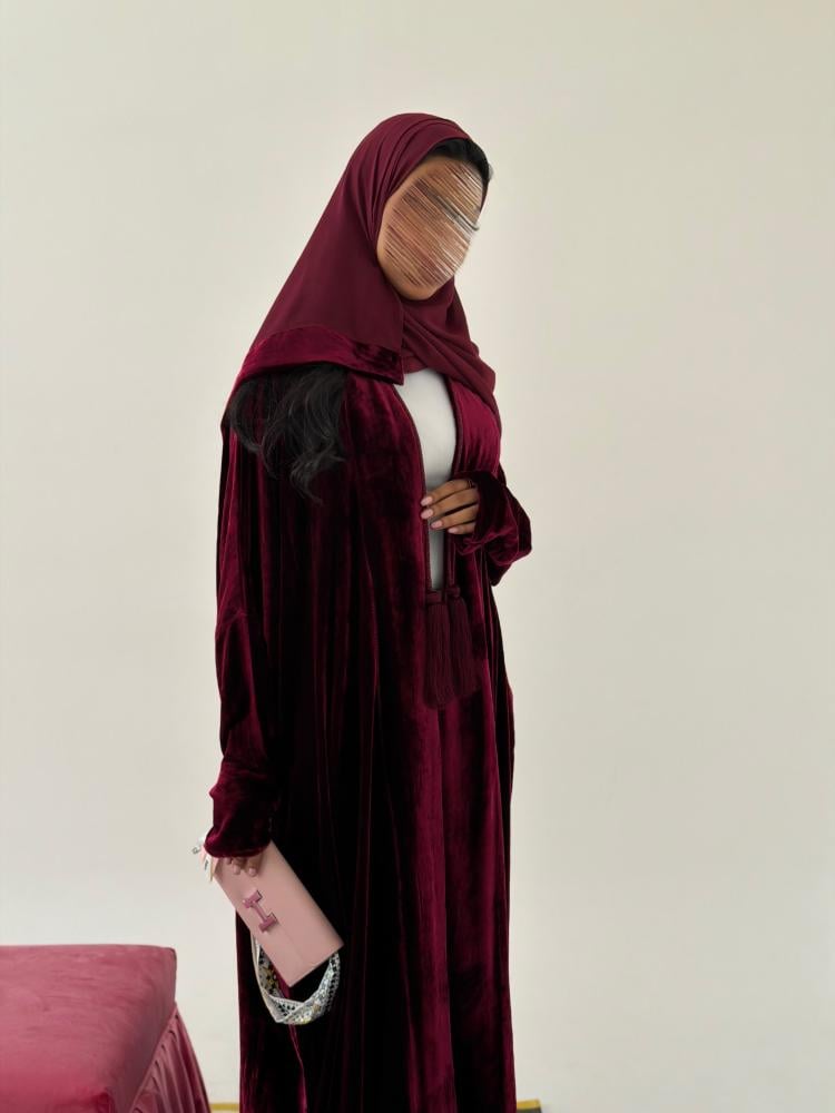 عباية D70074 -  بقماش مخمل بيور سلك مزين بحبل على الياقة ينتهي  بدندوش أنيق يضفي لمسة فاخرة على التصميم نص بشت - عنابي