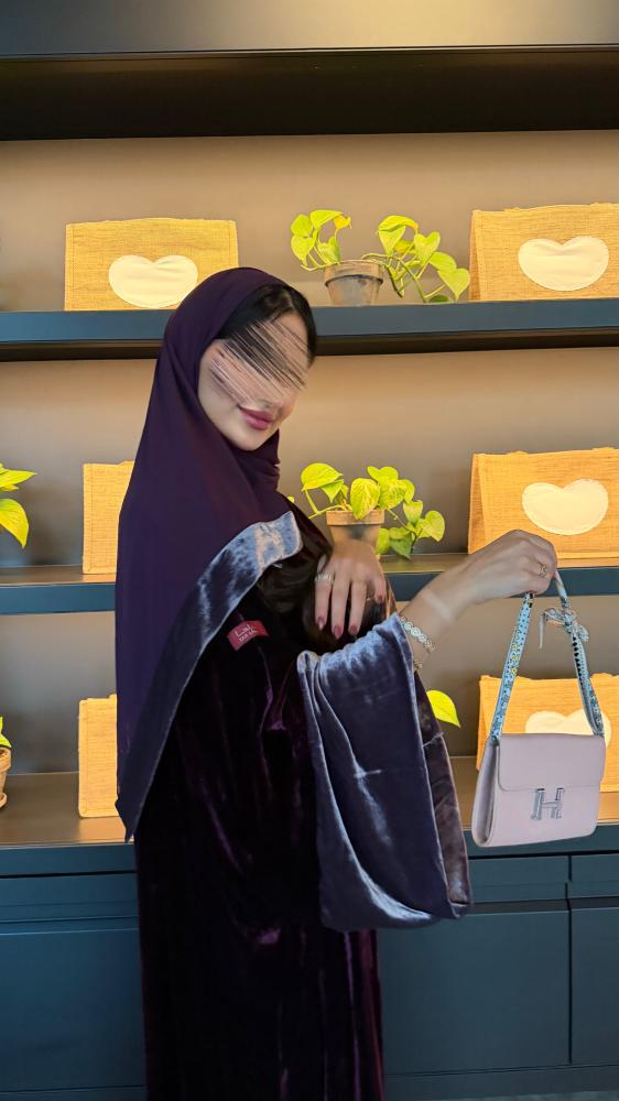 عباية D70061 - بقماش مخمل بيور سلك نصف بشت موف اكمام وسيعة باذنجاني