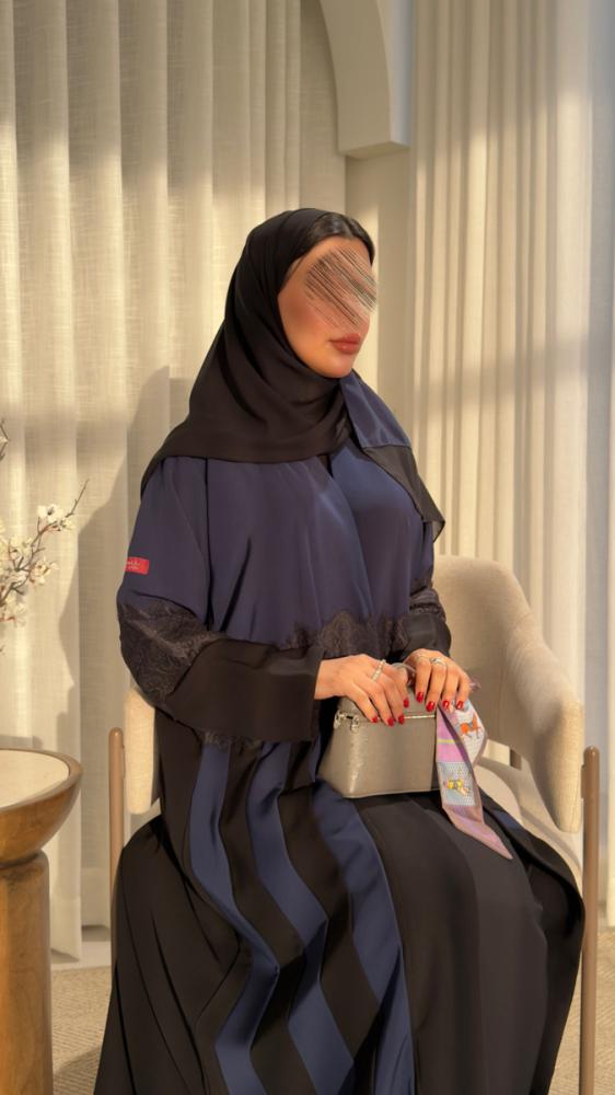 عباية D70026 - بقماش كريب كوبرا بتدخيلات  كلفة دانتل بالنص والاكمام ربع كلوش - كحلي