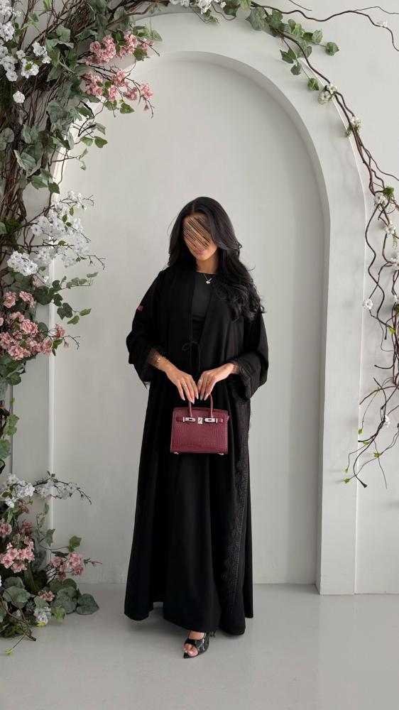 عباية عباية D6028 - بقماش كريب ملكي تدخيلات دانتل من الجوانب - اسود