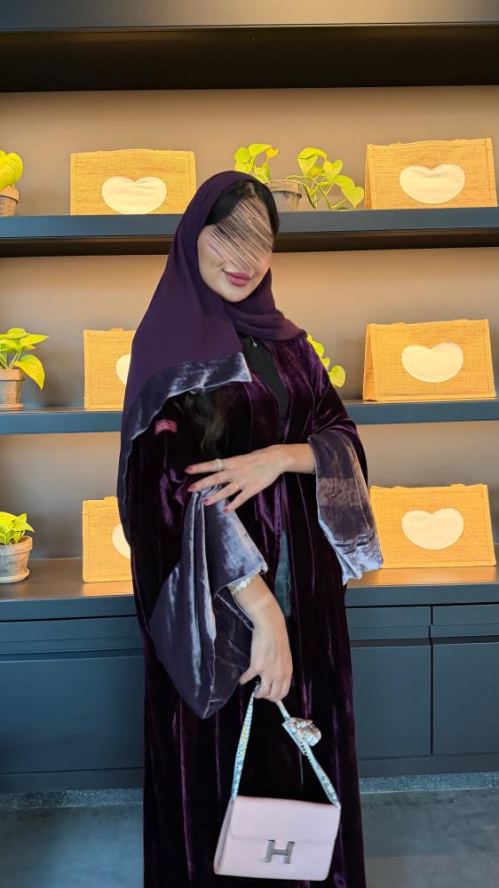 عباية D70061 - بقماش مخمل بيور سلك نصف بشت موف اكمام وسيعة باذنجاني