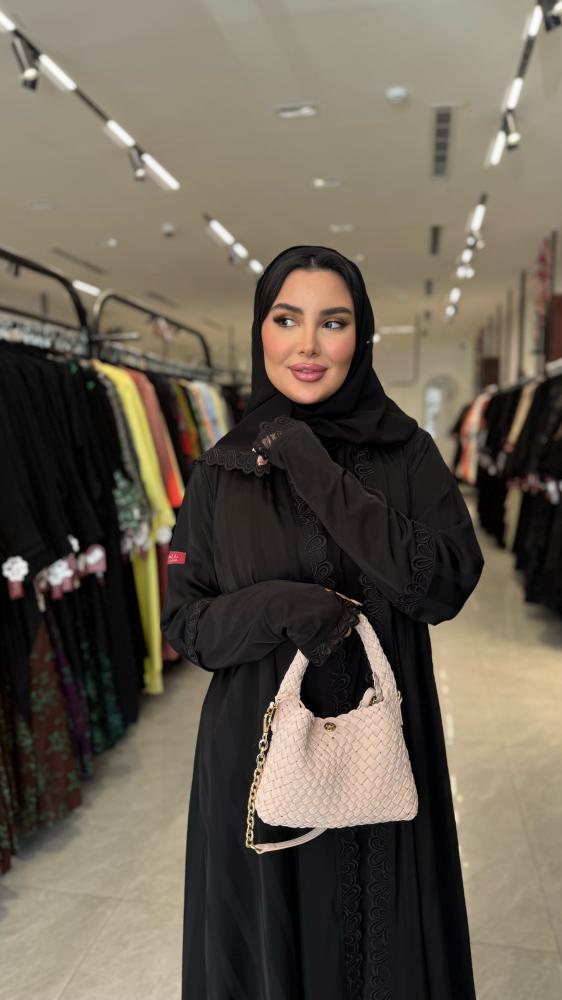 عباية D6007 - بقماش حرير ارمني مقلم نص كلوش كم استرتش بصمة اصبع - اسود