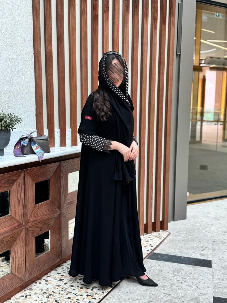 عبايه D5094 - بقماش ملكي اكمام منقط اسود
