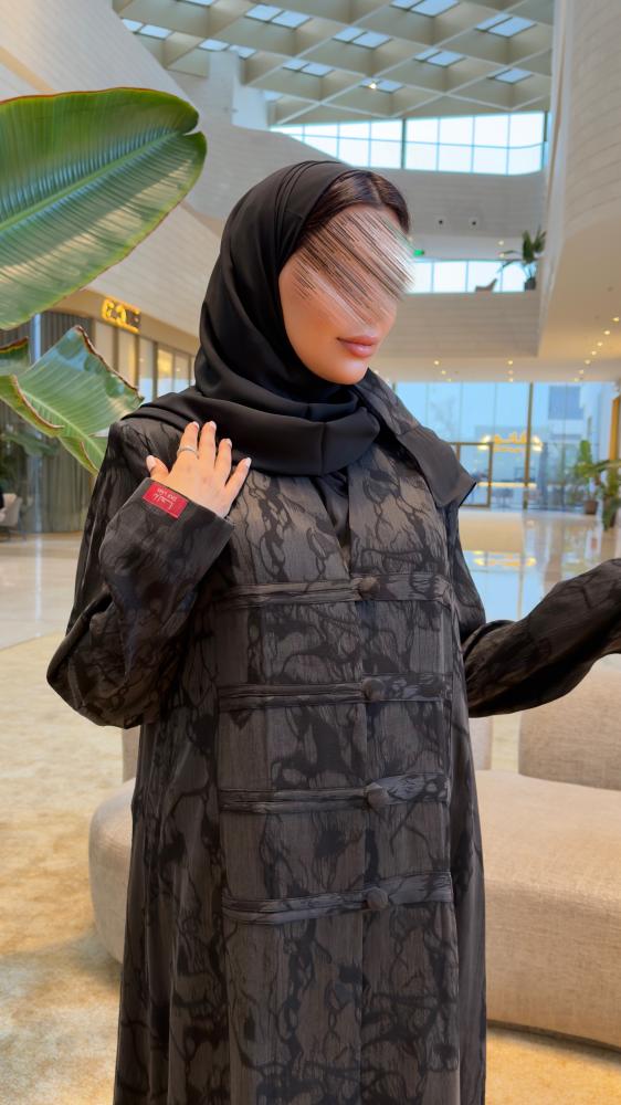 عباية D70051 - بقماش حرير تركي بتموجات قصة ايه لاين مزين بازرة - اسود