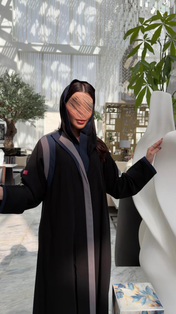 عباية D70027 - بقماش كريب كوبرا بتدخيلات مميزة بالكتف الايمن وبياقة انيقة طبقتين - رمادي مع كحلي