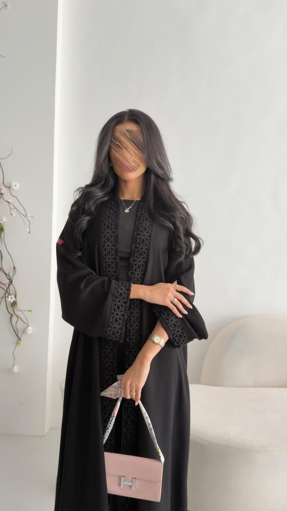 عباية D6020 - بقماش كريب ملكي بجبير بالياقة والاكمام - اسود