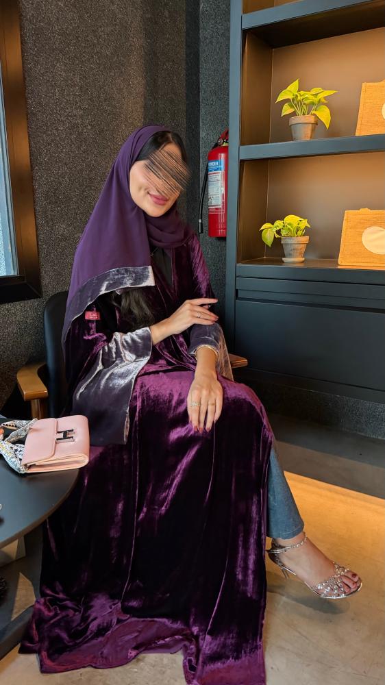 عباية D70061 - بقماش مخمل بيور سلك نصف بشت موف اكمام وسيعة باذنجاني