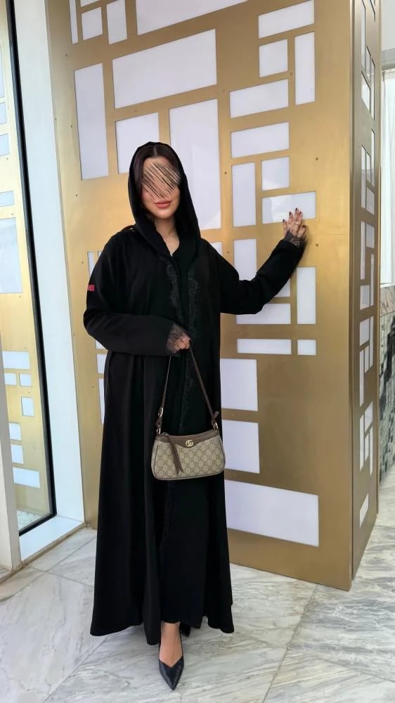 عباية D6029 - بقماش كريب ملكي مميز بتدخيلات دانتل من الخلف - عنابي