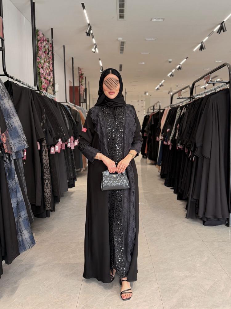 عباية D990 - ربع كلوش بقماش ملكي بياقة دانتل بشك - اسود