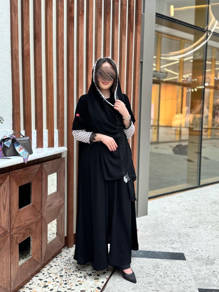 عبايه D5094 - بقماش ملكي اكمام منقط ابيض