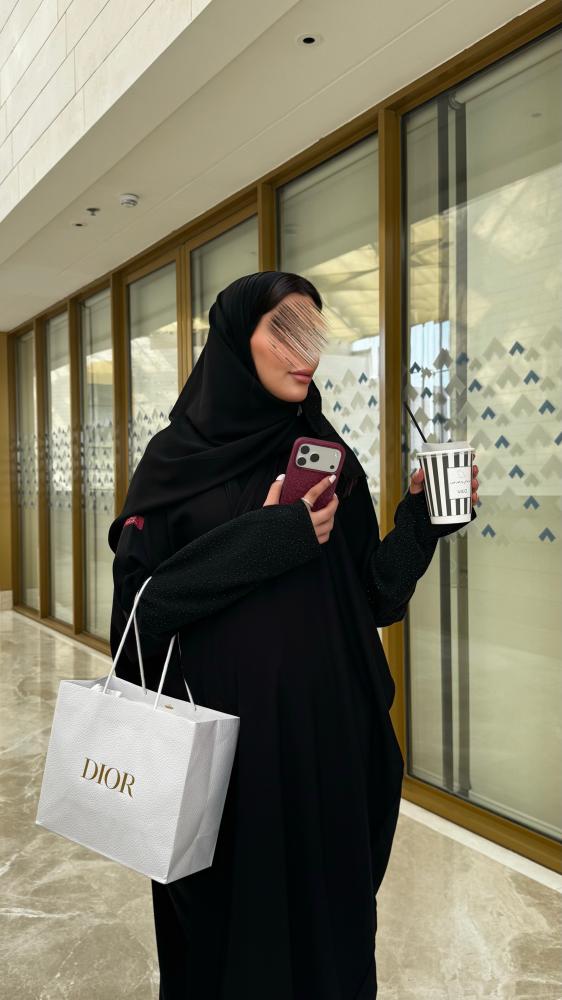 عباية D70050 - بقماش بلاك بيري نص بشت كم استرتش فتحة اصبع بلمعة - اسود