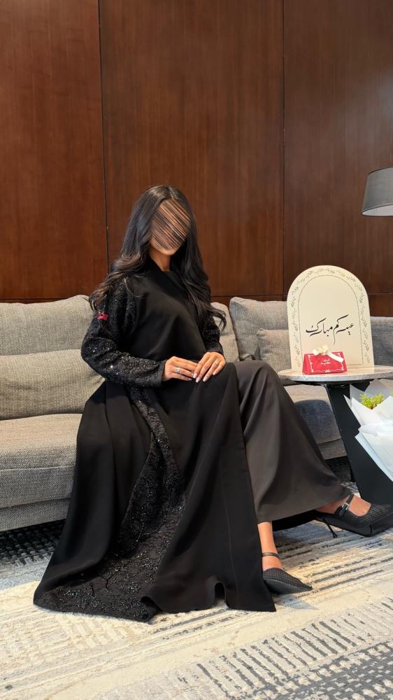 عباية D848 - بقماش سراميك مزينة بدانتل وشك بالجوانب والاكمام