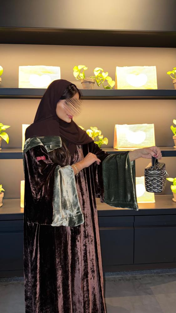 عباية D70061 - بقماش مخمل بيور سلك نصف بشت بني اكمام وسيعة زيتوني