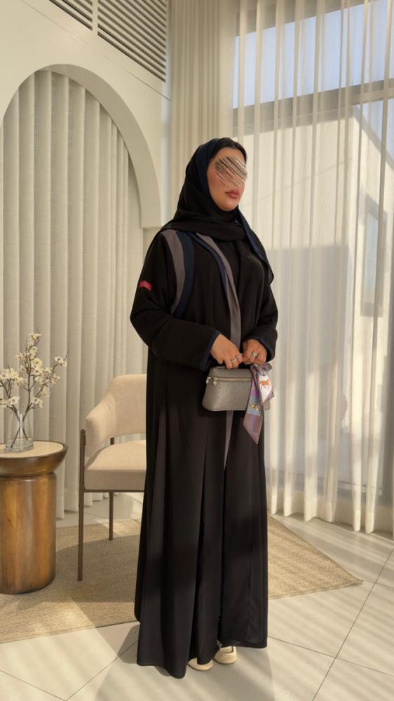 عباية D70027 - بقماش كريب كوبرا بتدخيلات مميزة بالكتف الايمن وبياقة انيقة طبقتين - رمادي مع كحلي