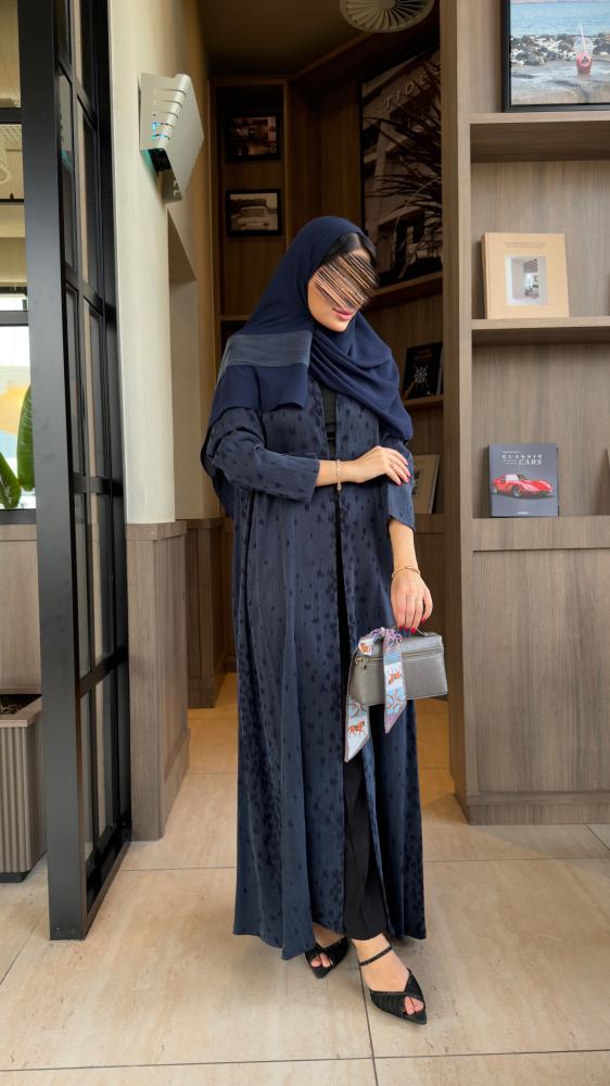 عباية D70064 - بقماش حرير تركي بنقوش نثر على كامل العباية قصة اي لاين - كحلي