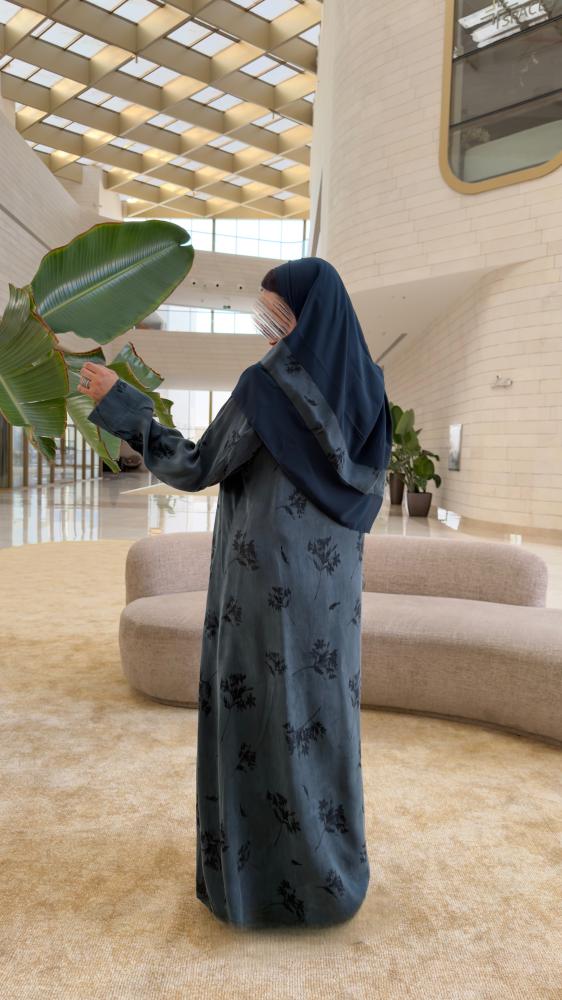 عباية D70051 - بقماش حرير تركي بنقوش اوراق قصة ايه لاين مزبن بازرة من الامام - ازرق زيتي