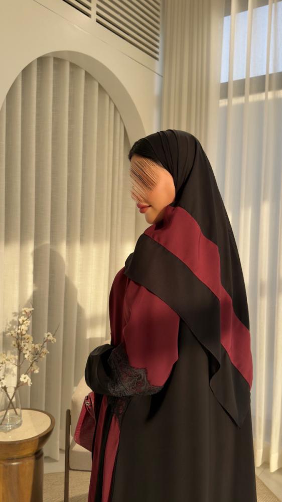 عباية D70026 - بقماش كريب كوبرا بتدخيلات  كلفة دانتل بالنص والاكمام ربع كلوش - عنابي
