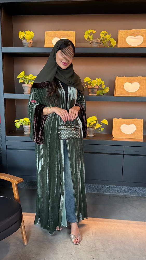 عباية D70061 - بقماش مخمل بيور سلك نصف بشت زيتوني اكمام وسيعة بني
