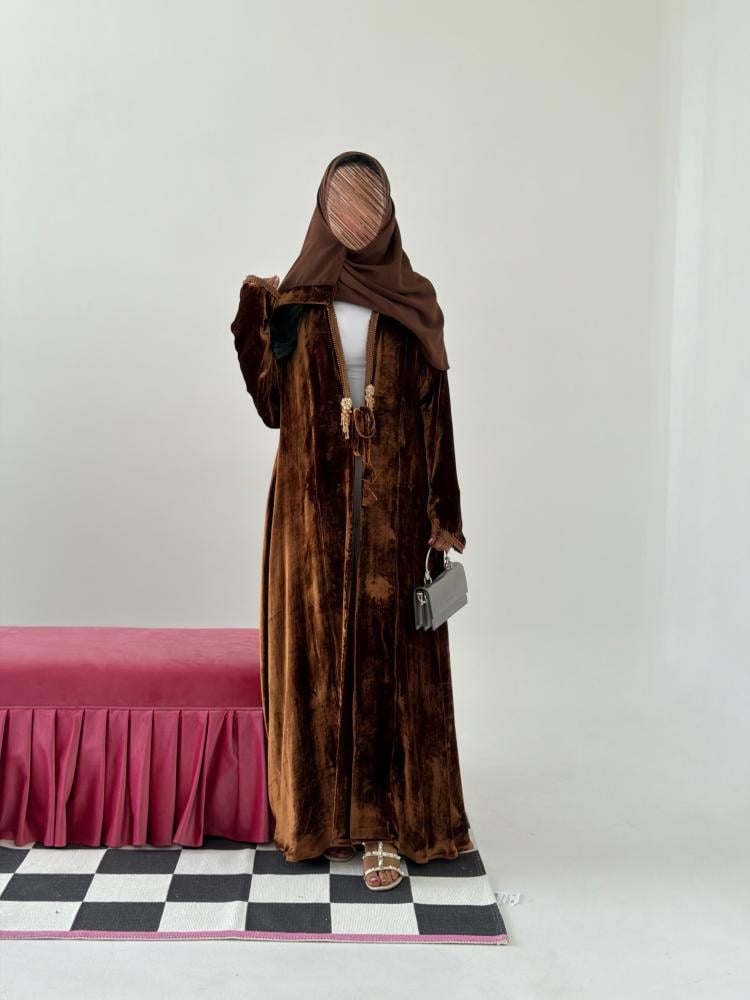 عباية D70075 - بقماش مخمل بيور سلك مزين بشك على الياقة ينتهي بدندوش شك يضفي عليها لمسة فخمة وبارزة نص بشت  - ذهبي