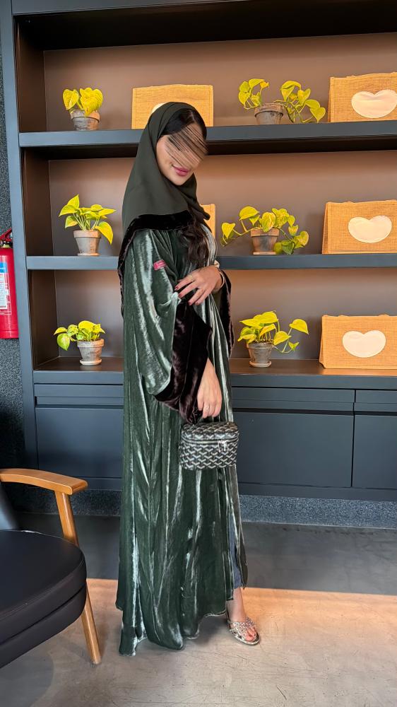 عباية D70061 - بقماش مخمل بيور سلك نصف بشت زيتوني اكمام وسيعة بني