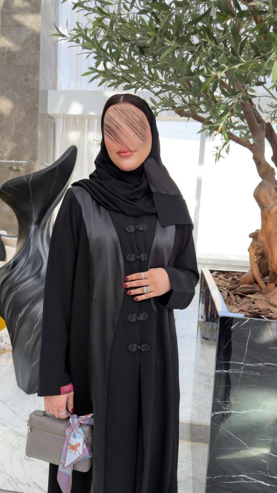 عباية D70054 - بقماش كريب كوبرا بتدخيلات تفتة مزين بازرة - اسود