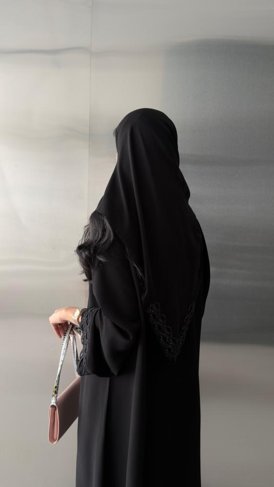 عباية D6026 - بقماش كريب ملكي بكلفة انيقة متعرجة بالياقة والاكمام بفصوص - اسود
