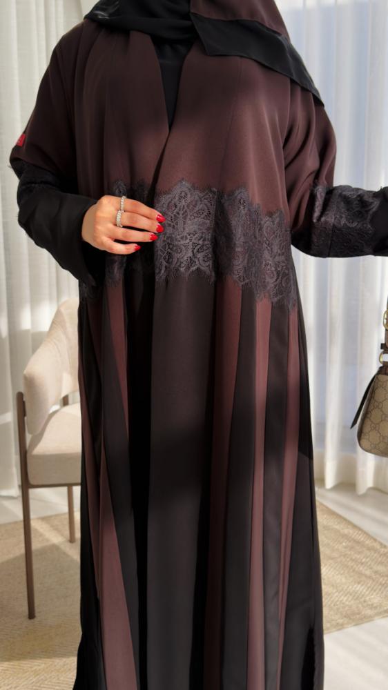 عباية D70026 - بقماش كريب كوبرا بتدخيلات  كلفة دانتل بالنص والاكمام ربع كلوش - بني