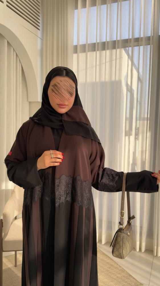 عباية D70026 - بقماش كريب كوبرا بتدخيلات  كلفة دانتل بالنص والاكمام ربع كلوش - بني