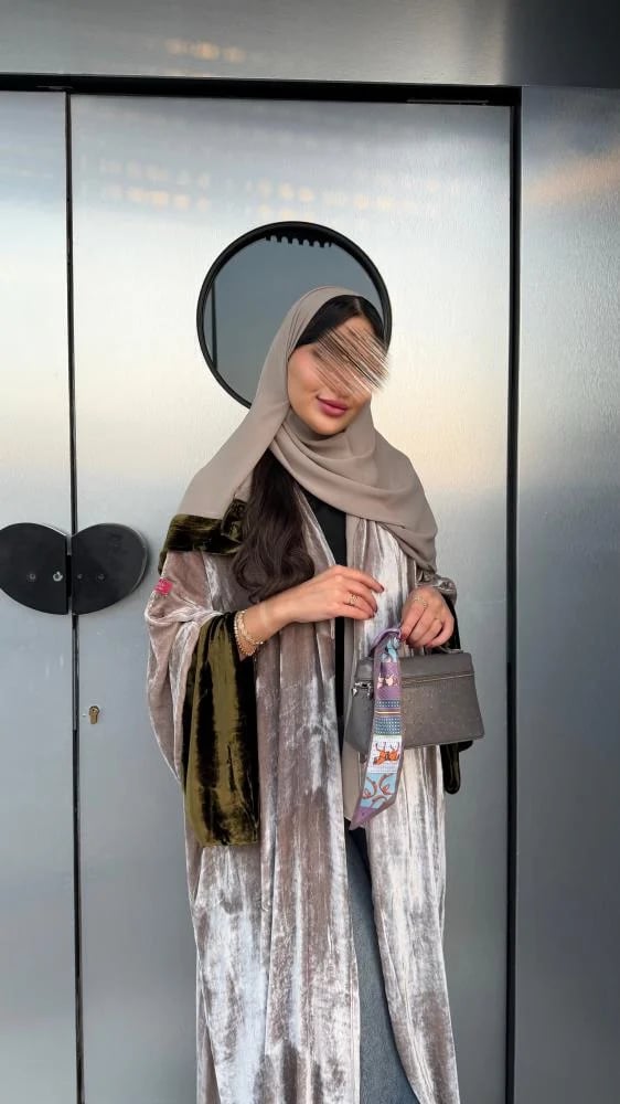 عباية D70061 - بقماش مخمل بيور سلك نصف بشت بيج اكمام وسيعة زيتي