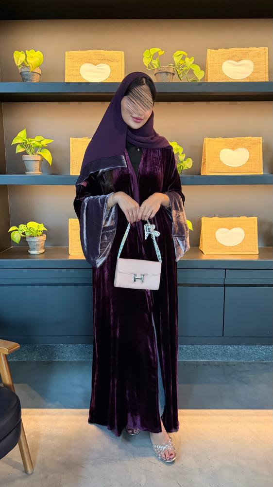 عباية D70061 - بقماش مخمل بيور سلك نصف بشت موف اكمام وسيعة باذنجاني