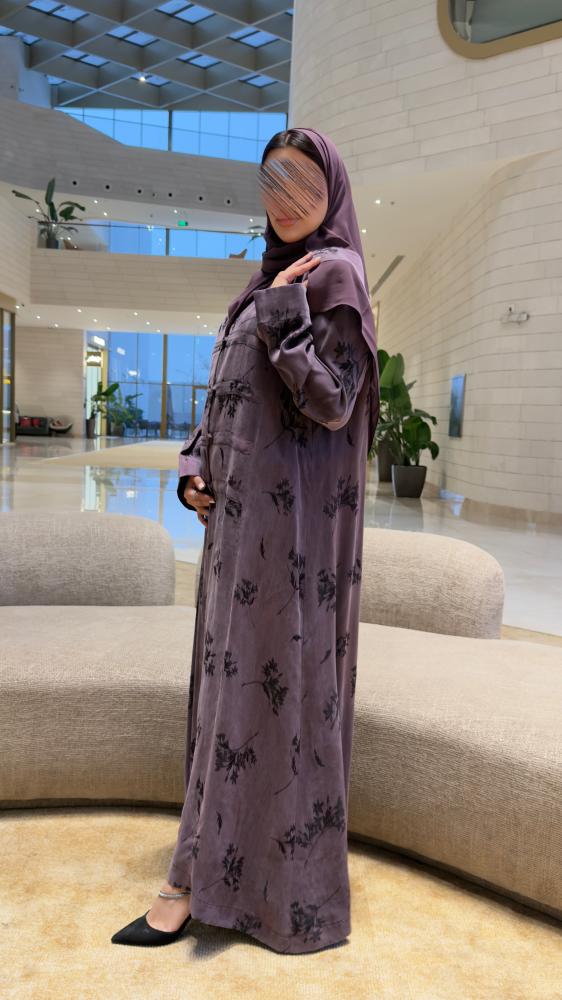 عباية D70051 - بقماش حرير تركي بنقوش اوراق قصة ايه لاين مزبن بازرة من الامام -  موف