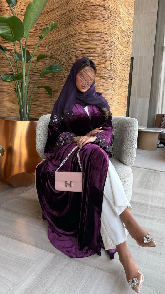 عباية D70060 - بقماش مخمل  بيور سلك بكلفة بالكم انيقة بتطريز - موف