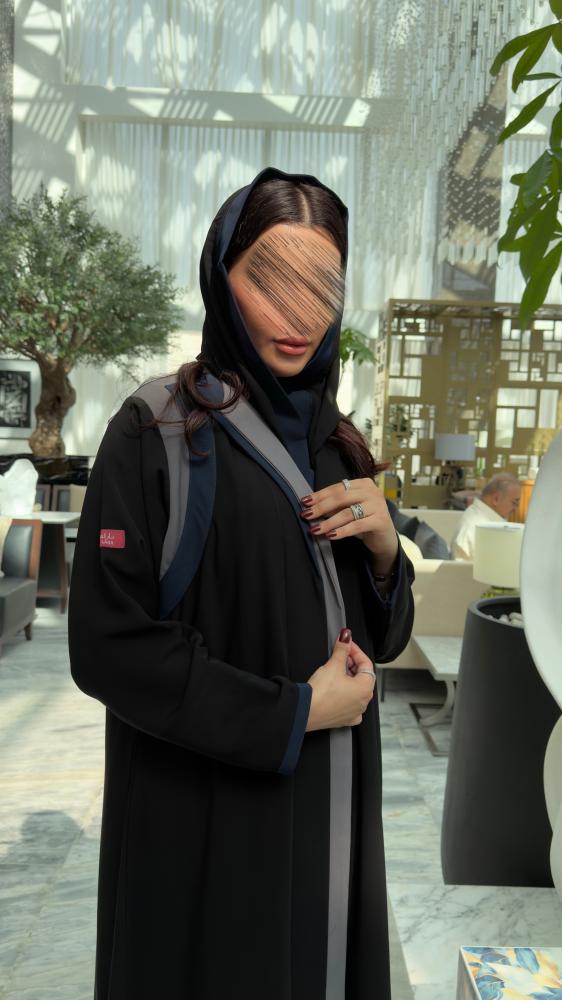 عباية D70027 - بقماش كريب كوبرا بتدخيلات مميزة بالكتف الايمن وبياقة انيقة طبقتين - رمادي مع كحلي