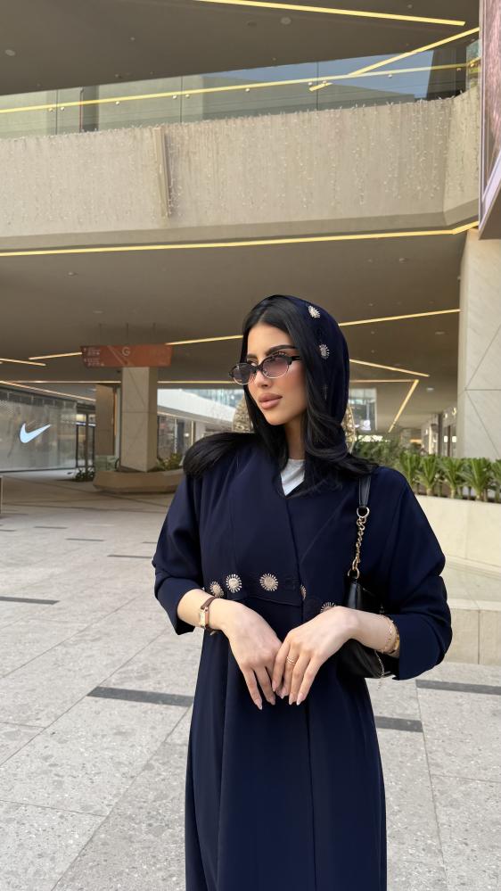 عباية D70037 -  بقماش كريب كوبرا بتطريز انيق ورد من عند الصدر - كحلي