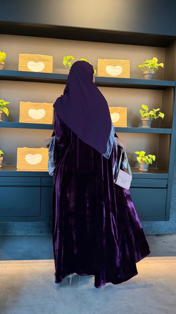 عباية D70061 - بقماش مخمل بيور سلك نصف بشت موف اكمام وسيعة باذنجاني