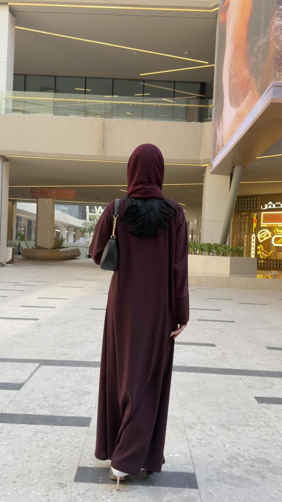 عباية D70037 - بقماش كريب كوبرا بتطريز انيق ورد من عند الصدر - عنابي
