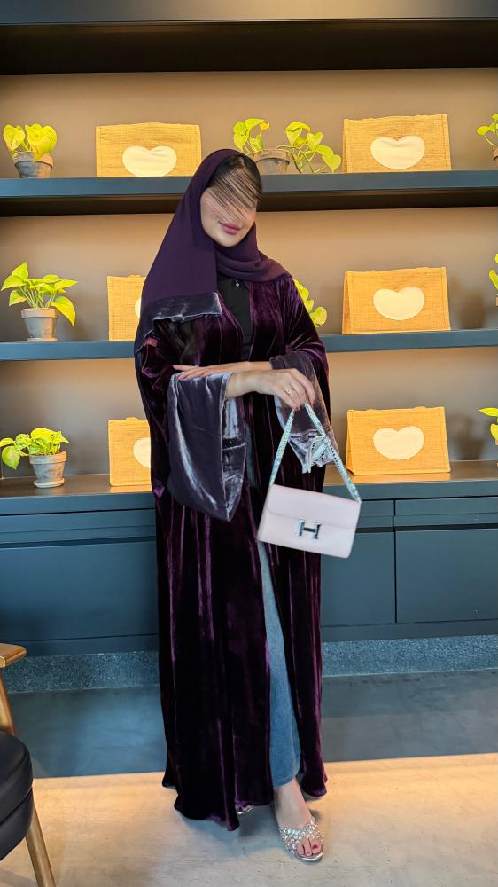 عباية D70061 - بقماش مخمل بيور سلك نصف بشت موف اكمام وسيعة باذنجاني