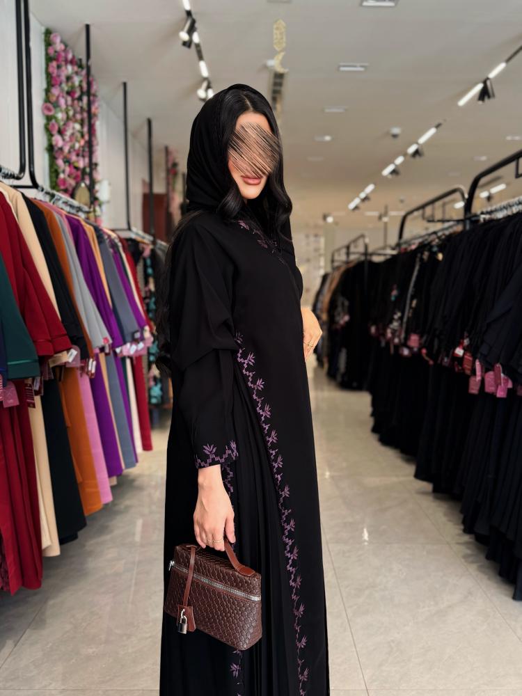 عباية D890 - بقماش ملكي بتطريز انيق كسرات جوانب كلوش - موف