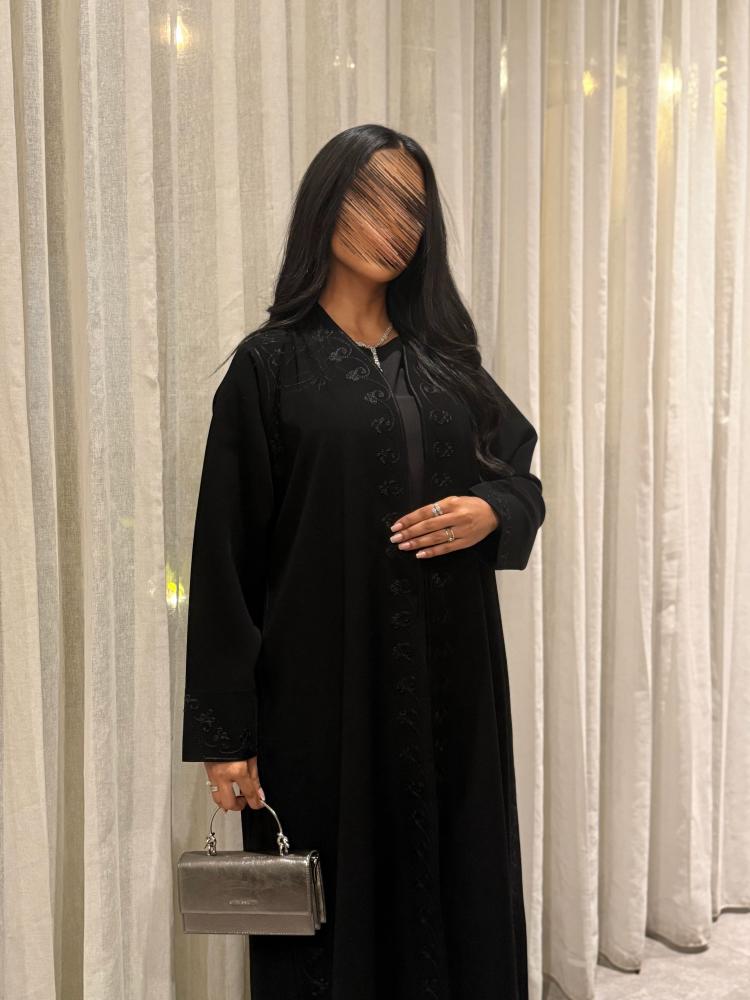 عباية D859 - بقماش سراميك بتطريز هاري اسود