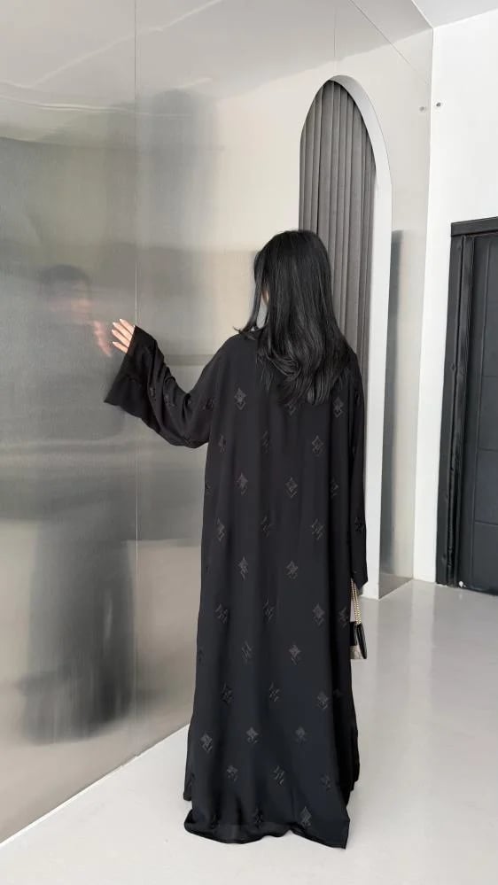 عباية D6020 - بقماش شيفون مبطن بتطريز نثر - اسود