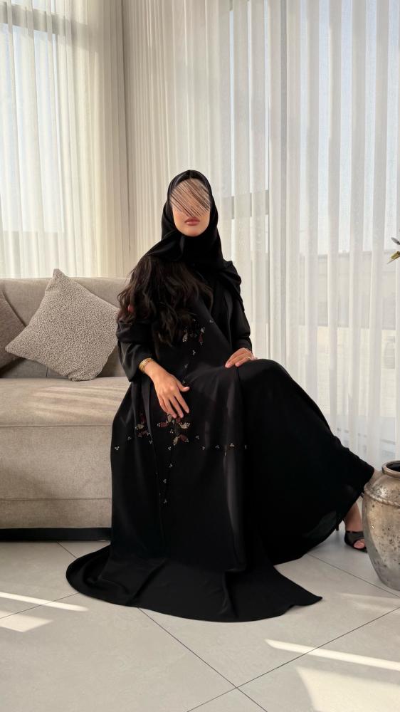 عباية D913 - بقماش حرير بتطريز انيق قصة عادية - اسود