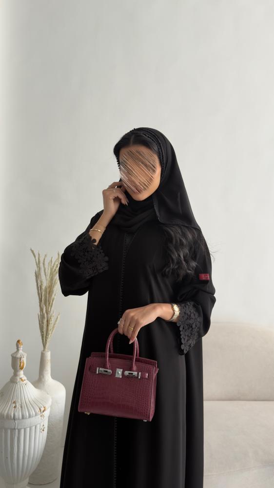 عباية D6025 - بقماش كريب ملكي بكلفة بالكم ورد - اسود