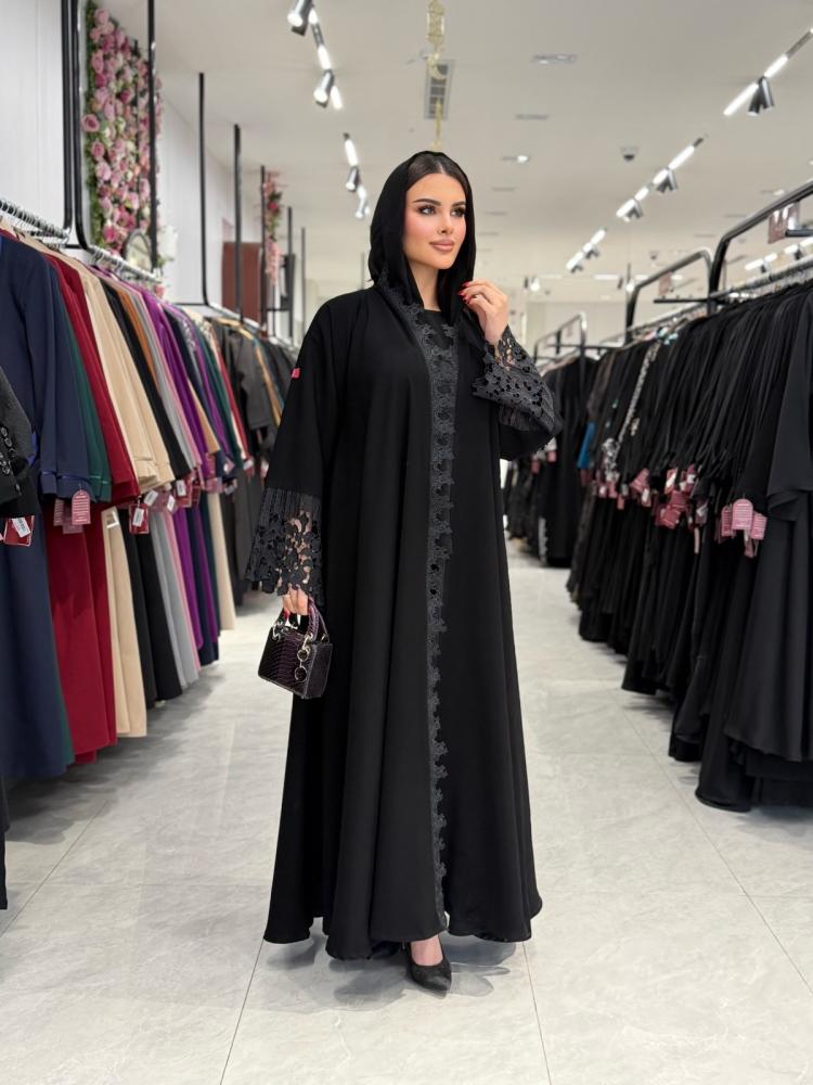 عباية D893 - بقماش سراميك باكمام وياقة دانتل دبل كلوش - اسود