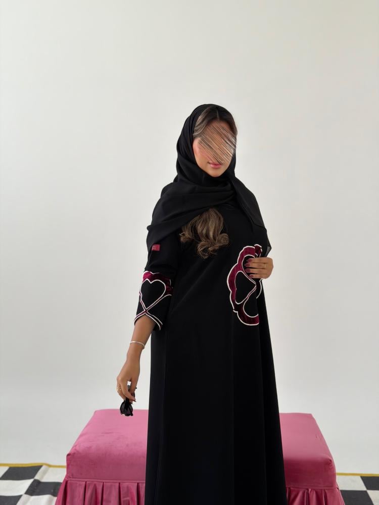 عباية D70078 - بقماش سراميك مزين بتطريز ومخمل بيور سلك شكل قلوب مجمعة نص كلوش - عنابي