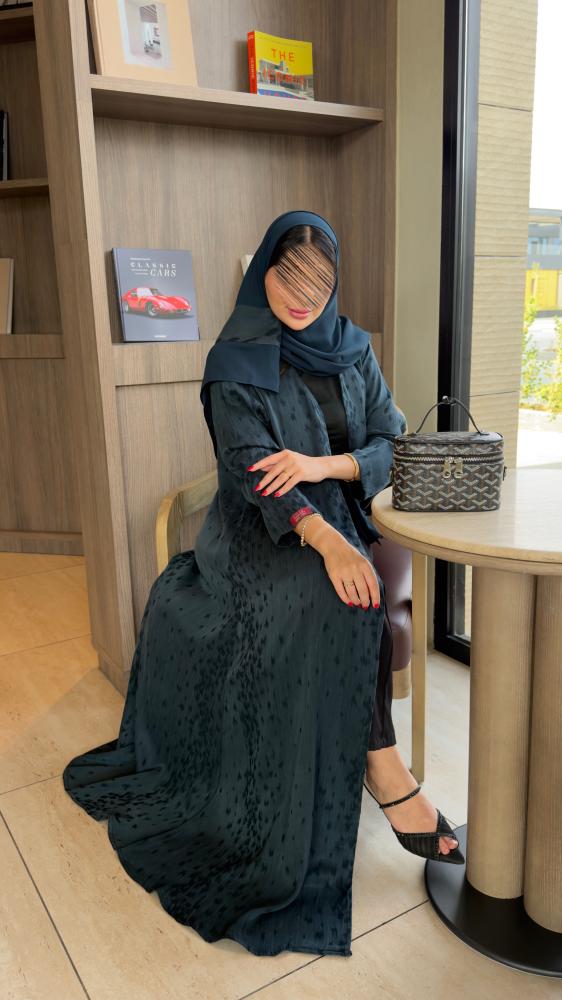 عباية D70064 - بقماش حرير تركي بنقوش نثر على كامل العباية قصة اي لاين - ازرق بترولي