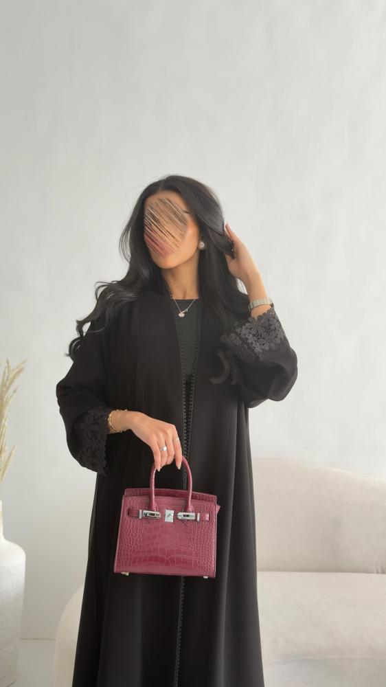 عباية D6025 - بقماش كريب ملكي بكلفة بالكم ورد - اسود