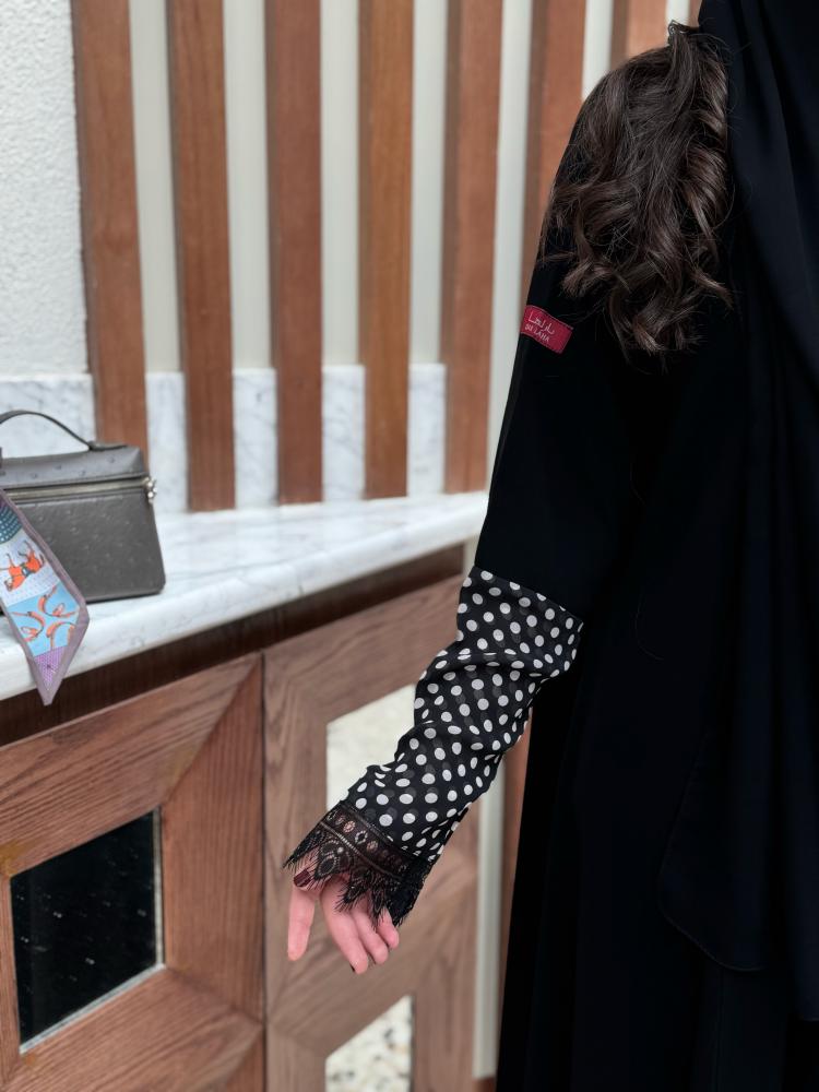 عبايه D5094 - بقماش ملكي اكمام منقط اسود
